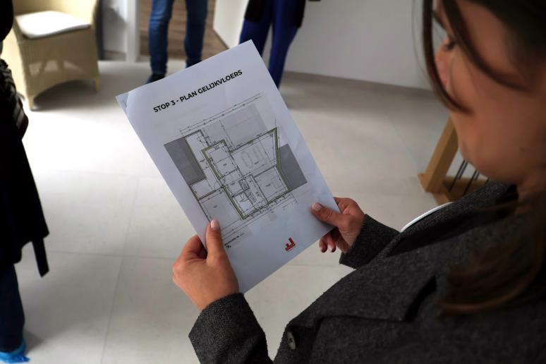 Deelnemer kijkt naar grondplan van woning.