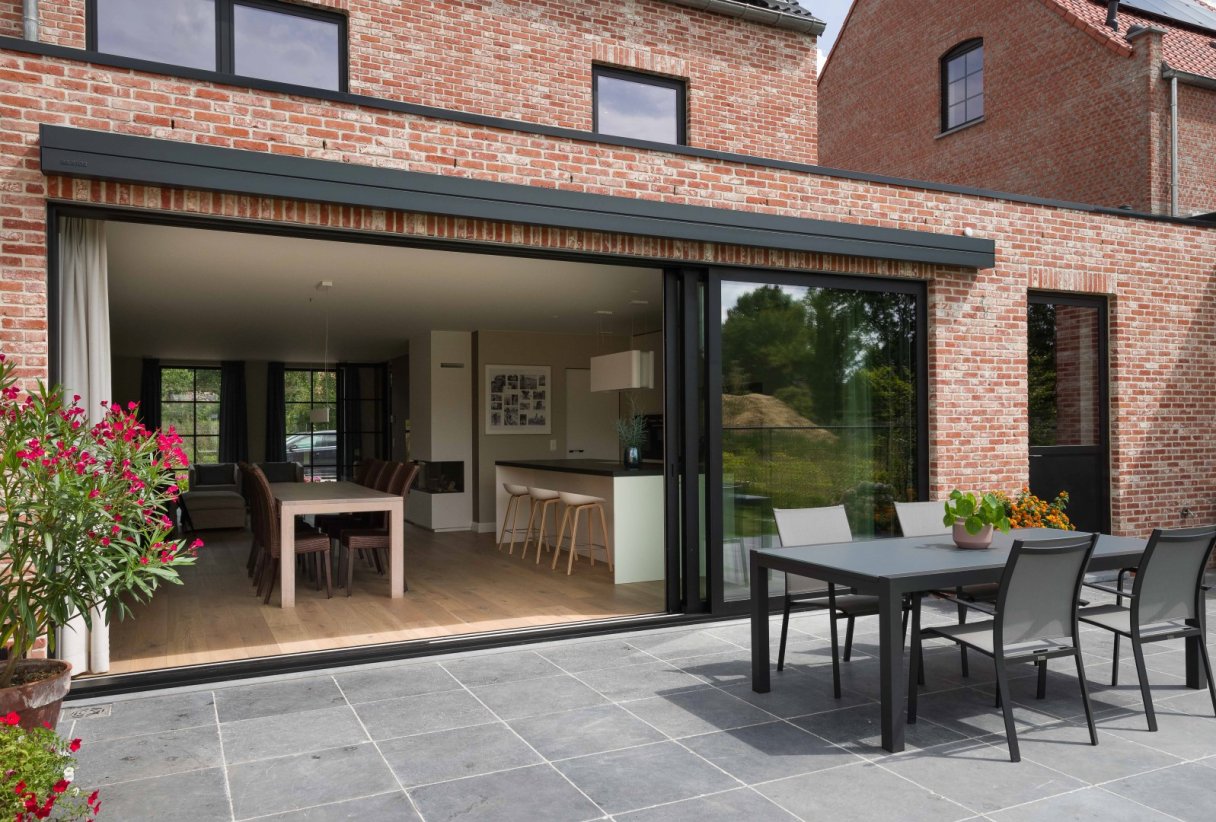 Terras met zonnescherm   Project LF Zoersel