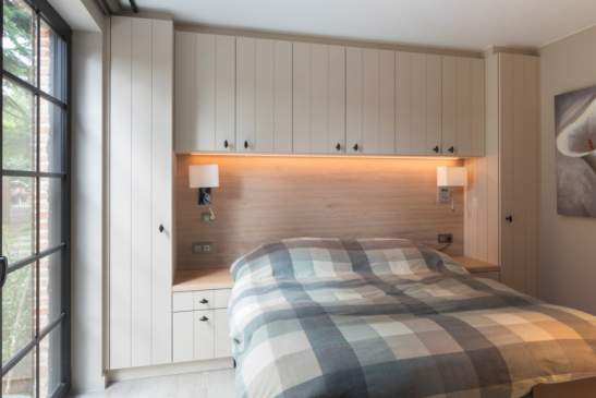 Kasten rond bed in slaapkamer 1