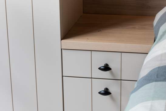 Kasten rond bed in slaapkamer 2