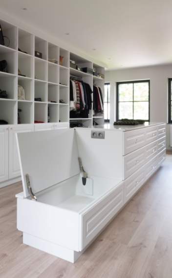 Maatkast in dressing met zitgedeelte